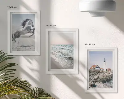 Moderne billedsæt med heste i bevægelse ved stranden med fyrtårn og vandbølger
