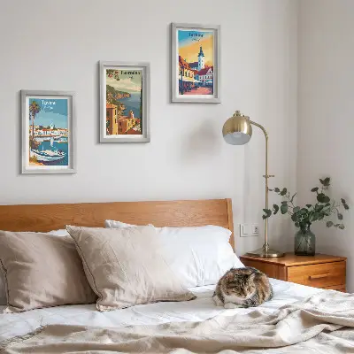 Billedvæg med motiv af kystbyer og arkitektur