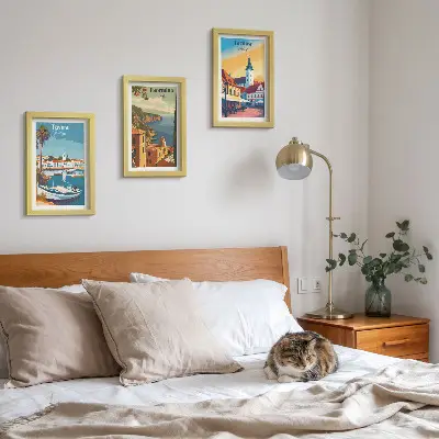 Billedvæg med motiv af kystbyer og arkitektur