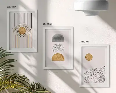 Billedvæg med abstrakte former i beige og grå nuancer med rammer