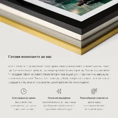 Billedvæg med abstrakte former i beige og grå nuancer med rammer