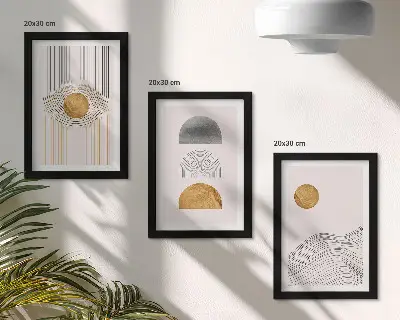 Billedvæg med abstrakte former i beige og grå nuancer med rammer
