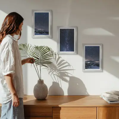 Billedsæt moderne nattehimmel med stjerner og bjerglandskab