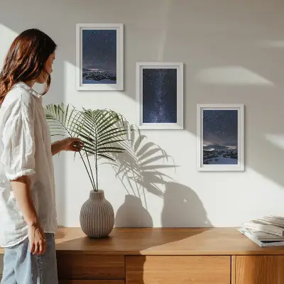 Billedsæt moderne nattehimmel med stjerner og bjerglandskab