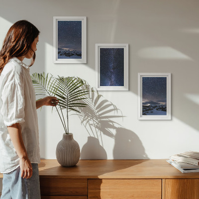 Moderne billedsæt Nattehimmel med stjerner og et bjerglandskab