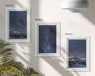 Billedsæt moderne nattehimmel med stjerner og bjerglandskab