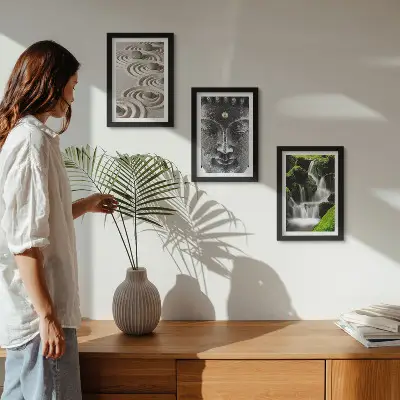 Billedvæg med fredfyldt naturmotiv af sten, vandfald og Buddha