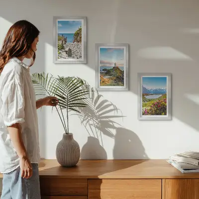 Moderne billedsæt med udsigt over fyrtårnsstranden, bjergene og blomsterne