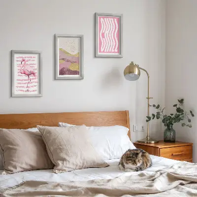 Pakke med billeder og rammer lyserøde flamingoer med pastel bjerglandskab og Chill bogstaver