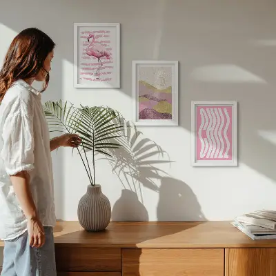 Pakke med billeder og rammer lyserøde flamingoer med pastel bjerglandskab og Chill bogstaver