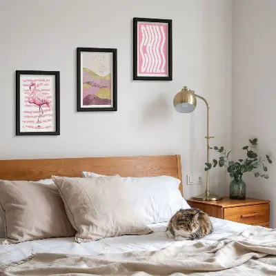 Pakke med billeder og rammer lyserøde flamingoer med pastel bjerglandskab og Chill bogstaver