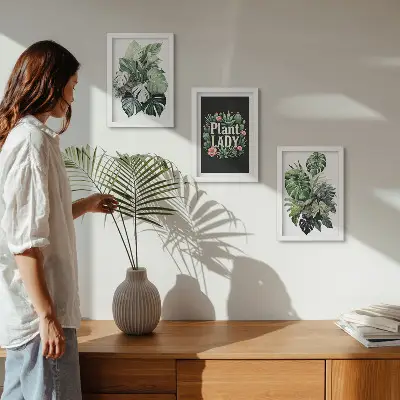 Billeder med rammer tropiske planter med Plant Lady-tekst i grøn
