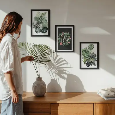Billeder med rammer tropiske planter med Plant Lady-tekst i grøn