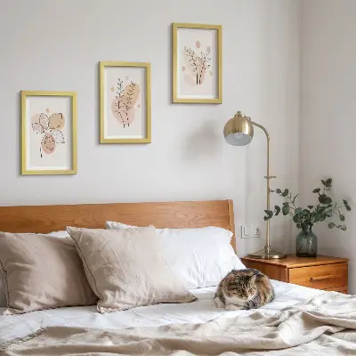 Billedvæg med minimalistiske plantetegninger i pastelfarver