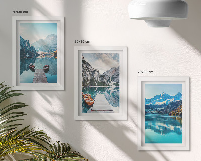 Pakke med billeder og rammer Bjergsøer med både og refleksioner i vandet