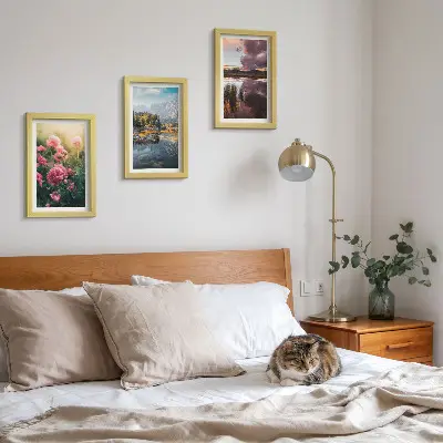 Moderne billedsæt med motiver af blomster i haven, bjerge og en rolig vandoverflade