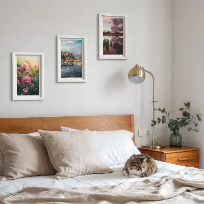 Moderne billedsæt med motiver af blomster i haven, bjerge og en rolig vandoverflade