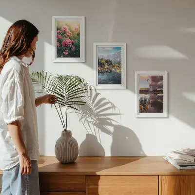 Moderne billedsæt med motiver af blomster i haven, bjerge og en rolig vandoverflade