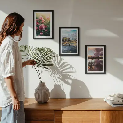 Moderne billedsæt med motiver af blomster i haven, bjerge og en rolig vandoverflade