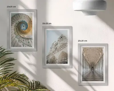 Billedvæg med motiv af katedralens vindeltrappe, facade og flisebelagt korridor