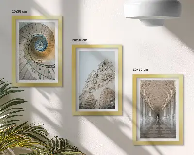 Billedvæg med motiv af katedralens vindeltrappe, facade og flisebelagt korridor