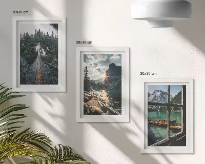 Billedvæg med motiv af bro i skovsøen med både og bjergudsigt