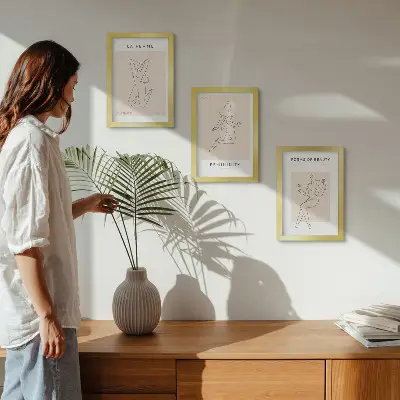 Pakke med billeder og rammer lineære silhuetter af kvinder i minimalistisk stil