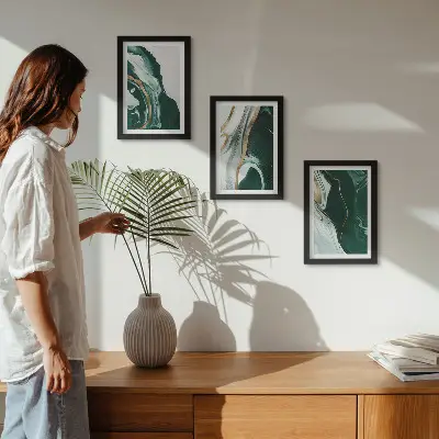 Billedvæg med abstrakte malingsmønstre i grønt og hvidt