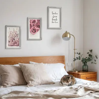 Billedvæg med motiv af blomster, rosenbuketter og hjemmelavet indskrift