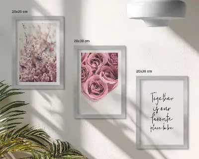 Billedvæg med motiv af blomster, rosenbuketter og hjemmelavet indskrift
