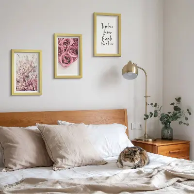 Billedvæg med motiv af blomster, rosenbuketter og hjemmelavet indskrift
