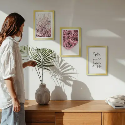 Billedvæg med motiv af blomster, rosenbuketter og hjemmelavet indskrift