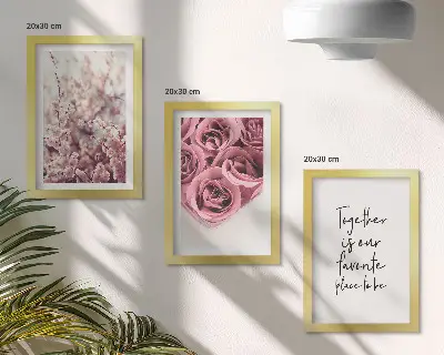 Billedvæg med motiv af blomster, rosenbuketter og hjemmelavet indskrift