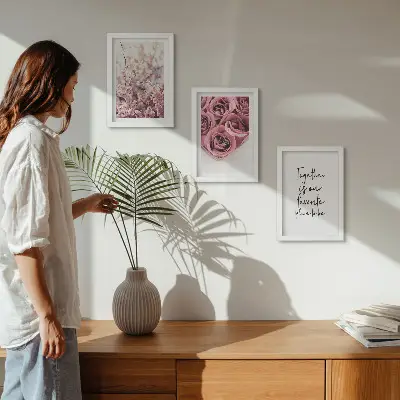 Billedvæg med motiv af blomster, rosenbuketter og hjemmelavet indskrift