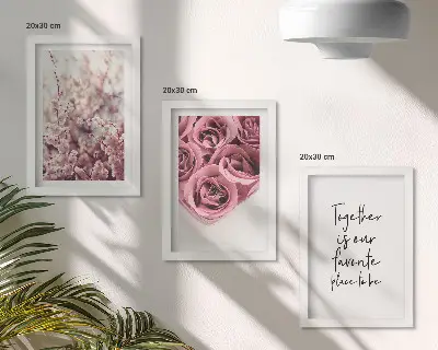 Billedvæg med motiv af blomster, rosenbuketter og hjemmelavet indskrift