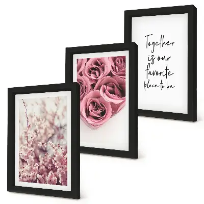 Billedvæg med motiv af blomster, rosenbuketter og hjemmelavet indskrift