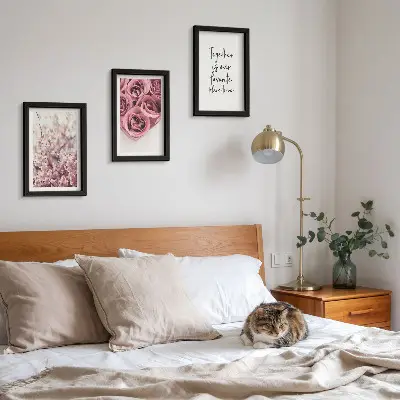 Billedvæg med motiv af blomster, rosenbuketter og hjemmelavet indskrift