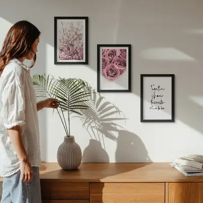 Billedvæg med motiv af blomster, rosenbuketter og hjemmelavet indskrift