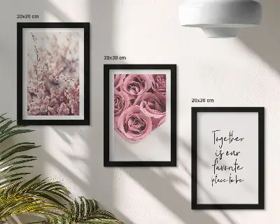 Billedvæg med motiv af blomster, rosenbuketter og hjemmelavet indskrift
