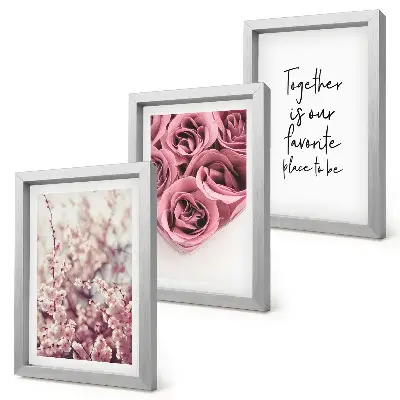Billedvæg med motiv af blomster, rosenbuketter og hjemmelavet indskrift