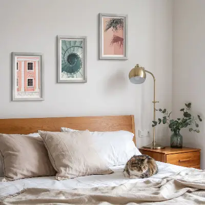 Billedvæg med pastelfarvet arkitektur og spiralmønstre
