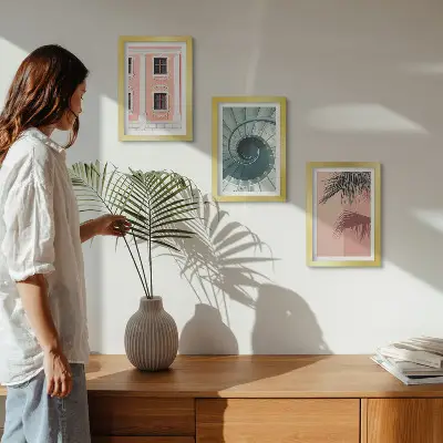 Billedvæg med pastelfarvet arkitektur og spiralmønstre