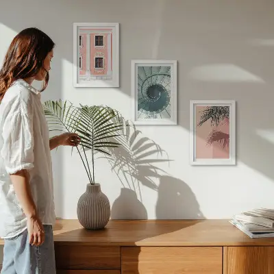 Billedvæg med pastelfarvet arkitektur og spiralmønstre