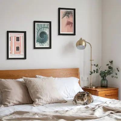 Billedvæg med pastelfarvet arkitektur og spiralmønstre