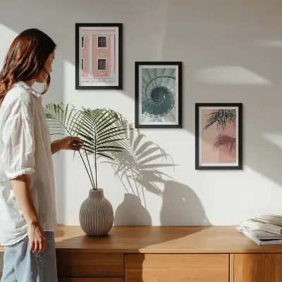 Billedvæg med pastelfarvet arkitektur og spiralmønstre