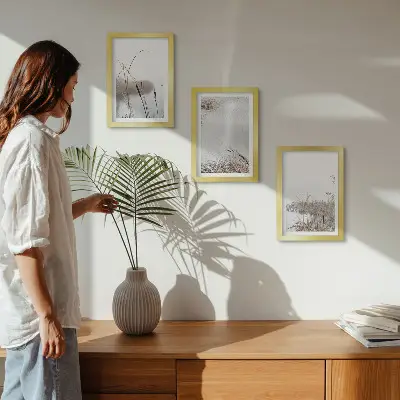 Billedvæg med motiv af vandplanter og sarte sommerudsigter