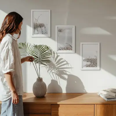 Billedvæg med motiv af vandplanter og sarte sommerudsigter