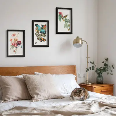 Billeder og rammer med motiver af blomster, sommerfugle og en fugl i pastelfarver