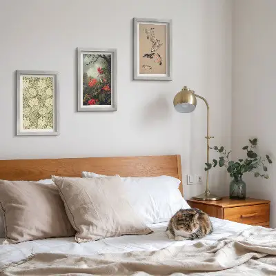 Billedvæg med motiv af blomster og fugle i naturlige omgivelser