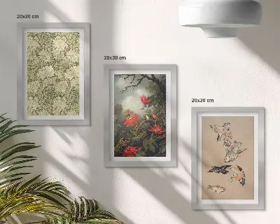 Billedvæg med motiv af blomster og fugle i naturlige omgivelser
